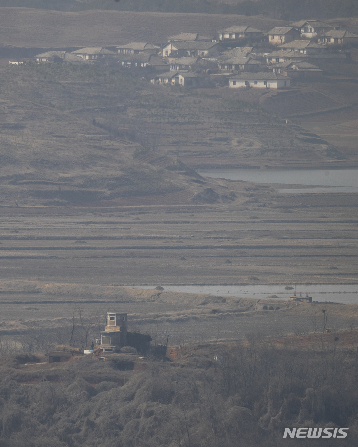 [파주=뉴시스] 정병혁 기자 = 북한이 평양에서 화성-17형 대륙 간 탄도미사일(ICBM)을 시험 발사한 16일 오후 경기 파주시 오두산통일전망대에서 바라본 황해북도 개풍군 마을에 위치한 북한군 초소가 적막한 모습을 보이고 있다. 2022.03.16. jhope@newsis.com