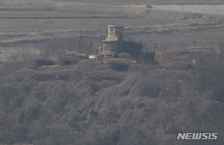 [파주=뉴시스] 정병혁 기자 = 북한이 평양에서 화성-17형 대륙 간 탄도미사일(ICBM)을 시험 발사한 16일 오후 경기 파주시 오두산통일전망대에서 바라본 황해북도 개풍군 마을에 위치한 북한군 초소가 적막한 모습을 보이고 있다. 2022.03.16. jhope@newsis.com