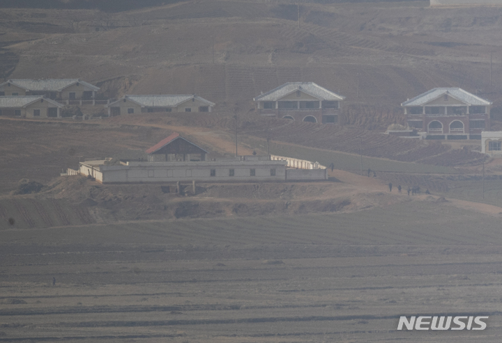 [파주=뉴시스] 정병혁 기자 = 지난 16일 오후 경기 파주시 오두산통일전망대에서 바라본 황해북도 개풍군 마을이 적막한 모습을 보이고 있다. 2022.03.18. jhope@newsis.com
