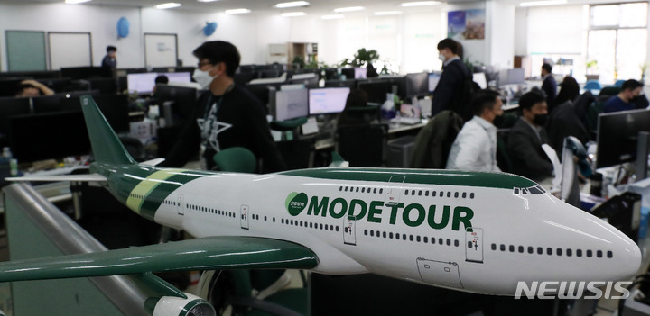 [서울=뉴시스] 백동현 기자 = 사진은 16일 오후 서울 중구 모두투어 사무실 모습. 오는 21일부터 백신을 접종한 해외입국자의 자가 격리가 면제됨에 따라 코로나19로 인해 억눌렸던 해외여행 수요가 반등할 조짐이다. 이날 여행업계에 따르면 정부가 해외 입국자들의 국내 격리를 면제한다고 발표한 지난 11일 이후 해외항공권 예약이 크게 늘고 있다. 2022.03.16. livertrent@newsis.com