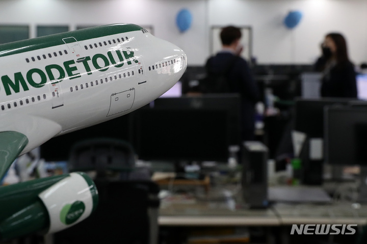 [서울=뉴시스] 백동현 기자 = 사진은 16일 오후 서울 중구 모두투어 사무실 모습. 오는 21일부터 백신을 접종한 해외입국자의 자가 격리가 면제됨에 따라 코로나19로 인해 억눌렸던 해외여행 수요가 반등할 조짐이다. 이날 여행업계에 따르면 정부가 해외 입국자들의 국내 격리를 면제한다고 발표한 지난 11일 이후 해외항공권 예약이 크게 늘고 있다. 2022.03.16. livertrent@newsis.com