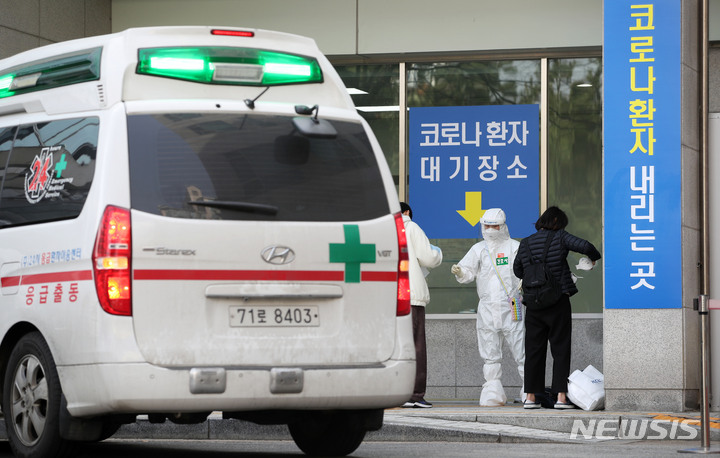 [서울=뉴시스] 홍효식 기자 = 서울 은평구 서울시립서북병원에서 의료진들이 환자를 안내하고 있다. 해당 기사와 사진은 관련 없음. 2022.03.16. yesphoto@newsis.com