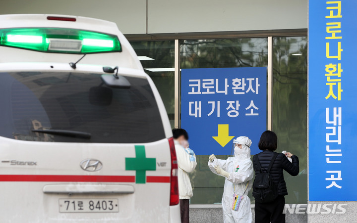 [서울=뉴시스] 서울 은평구 서울시립서북병원에서 의료진들이 코로나19 환자를 안내하고 있다. 2022.03.16. yesphoto@newsis.com