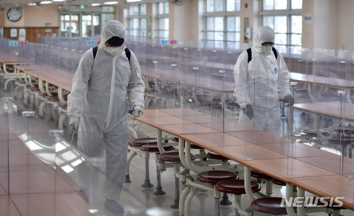 [대구=뉴시스] 이무열 기자 = 지난 16일 오후 대구 달서구 한 초등학교 급식실에서 대구학교안전공제회 관계자들이 방역을 하고 있다. 2022.03.29. lmy@newsis.com