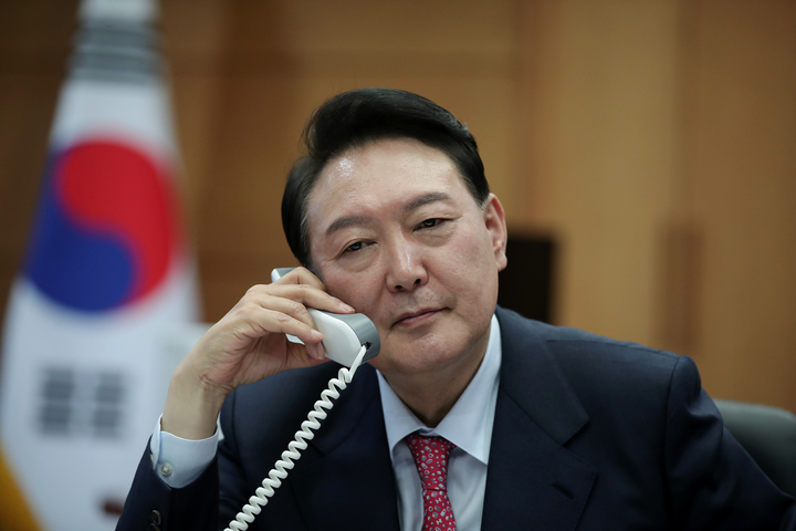[서울=뉴시스] 전신 기자 = 윤석열 대통령 당선인이 16일 서울 통의동 집무실에서 스콧 모리슨 호주 총리와 통화하고 있다. (사진=국민의힘 제공) 2022.03.16. photo@newsis.com *재판매 및 DB 금지