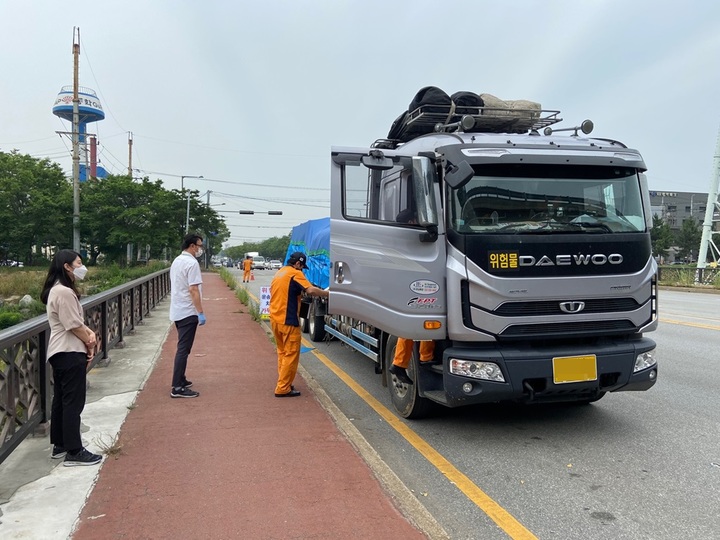 [수원=뉴시스] 위험물 운반차량 단속 현장. (사진=경기도 소방재난본부 제공) *재판매 및 DB 금지