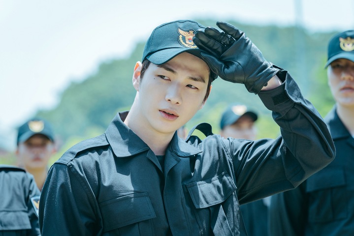 [서울=뉴시스] '너와 나의 경찰수업' 강다니엘. 2022.03.17.(사진=월트디즈니컴퍼니 코리아 제공) photo@newsis.com*재판매 및 DB 금지 *재판매 및 DB 금지