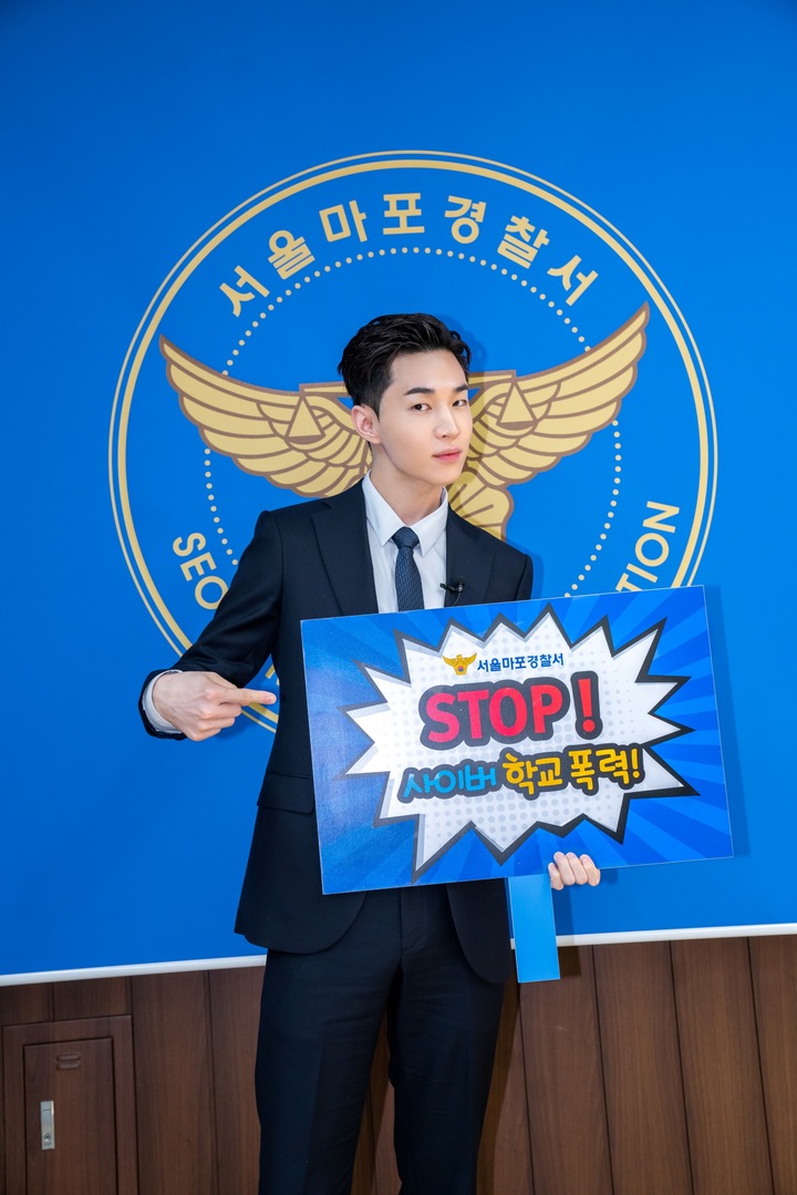 [서울=뉴시스] 헨리. 2022.03.17. (몬스터 엔터테인먼트 제공) photo@newsis.com *재판매 및 DB 금지