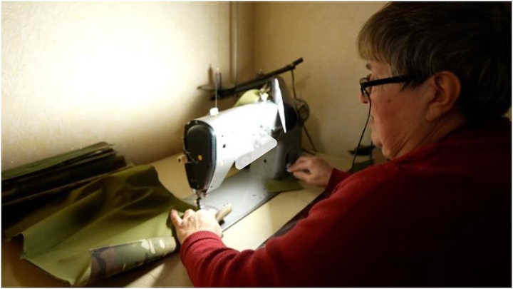 [서울=뉴시스]우크라이나 군을 위한 방탄복을 만들고 있는 이리나 프로첸코씨의 모습. 2022.03.17. (사진=CNN 캡처) *재판매 및 DB 금지