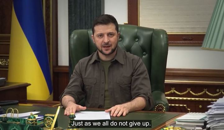 [서울=뉴시스] 볼로디미르 젤렌스키 우크라이나 대통령이 17일(현지시간) 새벽 약 9분간의 심야연설을 통해 인도주의적 통행로가 실패했으며 마리우폴에서 6000여명이 대피 중이라고 밝혔다. (사진=페이스북 캡쳐) 2022.03.17. *재판매 및 DB 금지