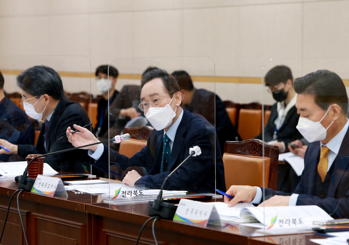 [전주=뉴시스] 17일 전북도청 중회의실에서 열린 대통령 당선인 전북공약 국정과제화 보고회에 송하진 도지사를 비롯한  행정·정무 부지사와 실·국장, 전북연구원장 등이  전북공약의 정부정책과 연계성 및 이행 필요사항을 점검하고, 연계·신규사업 등을 논의하하고 있다. 2022.03.17 (사진= 전라북도청 제공) photo@newsis.com *재판매 및 DB 금지