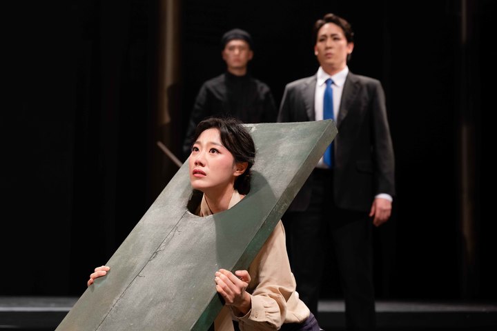 [서울=뉴시스]연극 '회란기' 공연사진. (사진=극공작소 마방진 제공) 2022.03.17. photo@newsis.com *재판매 및 DB 금지