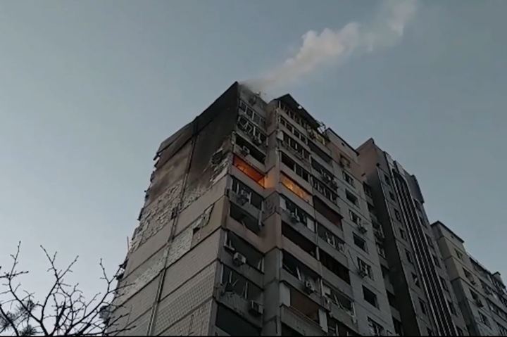 [서울=뉴시스] 17일(현지시간) 오전 5시께 우크라이나의 수도 키이우에서 러시아군의 미사일 잔해가 아파트를 덮쳐 1명이 사망하고 3명이 다쳤다. (사진=우크라이나 국가안보국 페이스북 캡쳐) 2022.03.17.&nbsp; *재판매 및 DB 금지