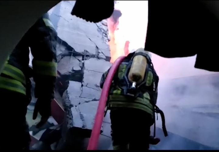 [서울=뉴시스] 17일(현지시간) 오전 5시께 우크라이나의 수도 키이우에서 러시아군의 미사일 잔해가 아파트를 덮쳐 1명이 사망하고 3명이 다쳤다. 구조대원들은 잔해 속에 갇힌 사람들을 수색하고 있다. (사진=우크라이나 국가안보국 페이스북 캡쳐) 2022.03.17.&nbsp; *재판매 및 DB 금지