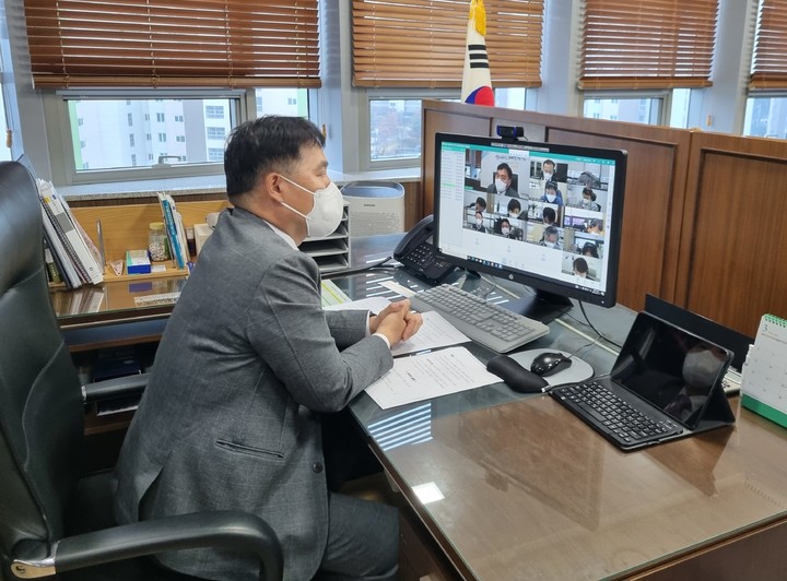 이정표 본부장이 11개 시군지부장과 화상회의를 진행하고 있다. *재판매 및 DB 금지