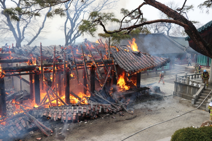 [안양=뉴시스] 경기 안양시 만안구에 위치한 삼막사 사찰에서 불이 나 소방당국이 진화에 나섰다. (사진=경기도 소방재난본부) *재판매 및 DB 금지