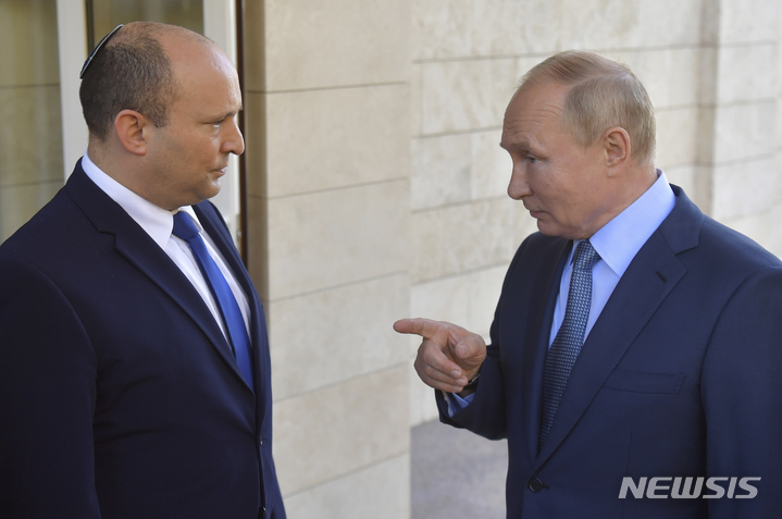[소치=AP/뉴시스]지난 2021년 10월 22일(현지시간) 나프탈리 베네트 당시 이스라엘 총리와 블라디미르 푸틴 러시아 대통령이 러시아 소치에서 회담을 가졌다. 2023.02.06.