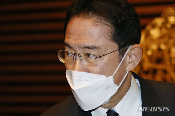 [도쿄(일본)=AP/뉴시스]지난 16일 밤 일본 후쿠시마현 앞바다에 규모 7.3 강진이 발생했다. 지진 발생 후 기시다 후미오 총리가 도쿄의 총리 관저에서 기자들에게 발언하고 있다. 2022.03.17.