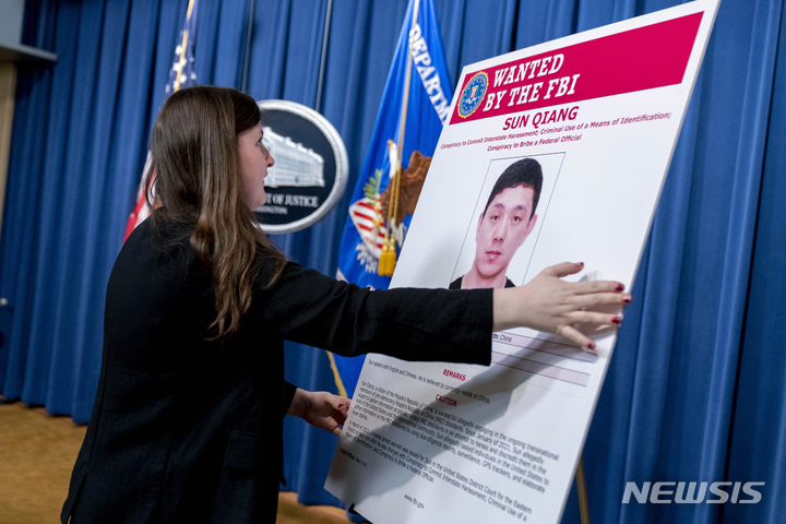 [워싱턴=AP/뉴시스] 미 법무부가 지난 2022년 3월16일(현지시각) 기자회견을 하면서 중국 용의자의 수배 포스터를 붙이고 있다. 이날 미 법무부는 반체제 인사를 지속적으로 감시하고 괴롭힌 중국 요원 5명을 기소했다고 밝혔다. 이들을 도운 전직 뉴욕 경찰이 유죄판결을 받았으나 도널드 트럼프 미 대통령이 7일 사면했다. 2025.11.8.