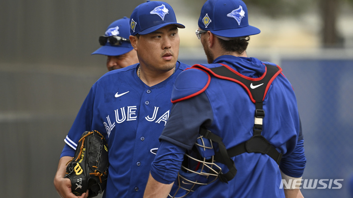 [더니든=AP/뉴시스] 토론토 블루제이스의 류현진(왼쪽)이 16일(현지시간) 미 플로리다주 더니든에서 스프링캠프에 참가해 불펜 투구를 마친 후 포수 대니 잰슨과 얘기를 나누고 있다. 2022.03.17.