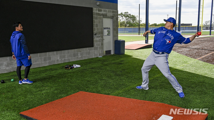 [더니든=AP/뉴시스] 토론토 블루제이스의 류현진(오른쪽)이 16일(현지시간) 미 플로리다주 더니든에서 스프링캠프에 참가해 연습용 공을 던지고 있다. 2022.03.17.