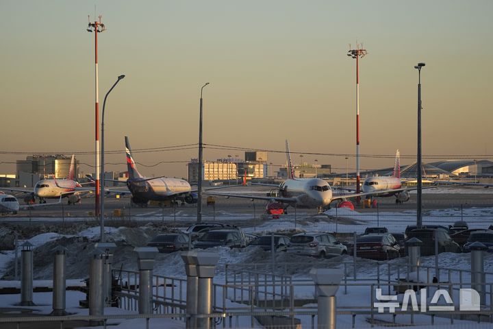 [모스크바=AP/뉴시스]2022년 3월1일 러시아 모스크바 외곽 세레메티예보 공항에 여객기들이 세워져 있다. 러시아가 우크라이나의 민간 지역으로 드론 100대를 발사했다고 우크라이나 당국이 7일 밝혔다. 이는 지난 주말 우크라이나의 드론 공격 위협으로 러시아 공항들이 수백편의 항공편 운항을 중단, 큰 혼란이 빚어지자 교통장관을 해임한데 따른 조치라고 우크라이나는 덧붙였다. 2025.07.07.