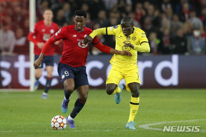 [릴=AP/뉴시스] 첼시의 은골로 캉테(오른쪽)와 LOSC 릴의 조나단 데이빗이 지난 17일(한국시간) 프랑스 릴의 스타드 피에르 모로이에서 열린 2021~22 UEFA 챔피언스리그 16강 2차전에서 볼다툼을 하고 있다. 2022.03.18.