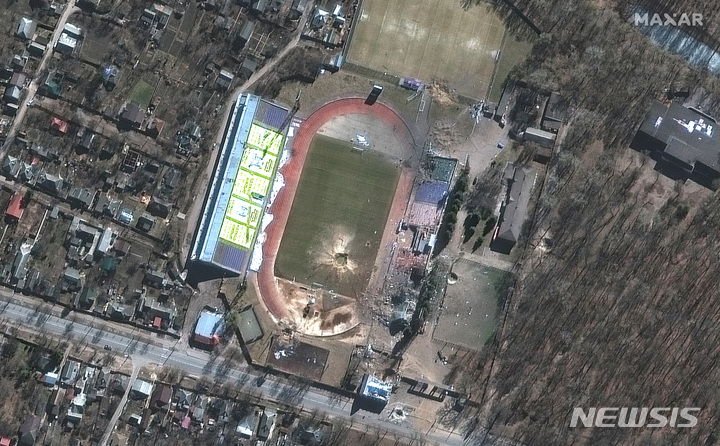 [체르니히우=AP/뉴시스] 막사 테크놀로지가 제공한 위성사진에 16일(현지시간) 우크라이나 체르니히우에 있는 올림픽센터 훈련장과 그 주변에 러시아의 공격으로 커다란 구멍이 파여 있다. 2022.03.17.