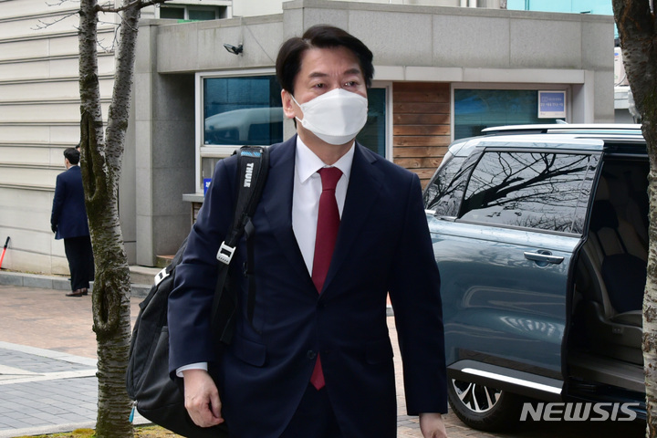 [서울=뉴시스] 국회사진기자단 = 안철수 대통령직 인수위원장이 17일 서울 통의동 금융감독원 연수원에 마련된 인수위 집무실로 출근하고 있다. 2022.03.17. photo@newsis.com