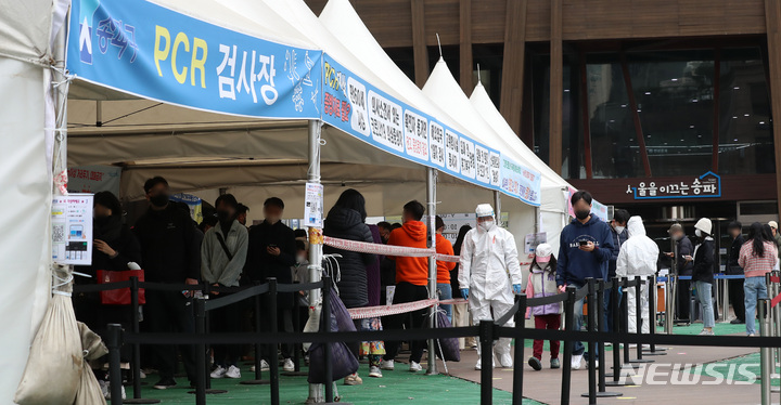 [서울=뉴시스] 이영환 기자 = 0시 기준 코로나19 신규 확진자가 62만1328명 발생한 17일 오전 서울 송파구보건소 선별진료소에서 시민들이 코로나19 검사를 받기 위해 줄지어 서 있다. 2022.03.17. 20hwan@newsis.com