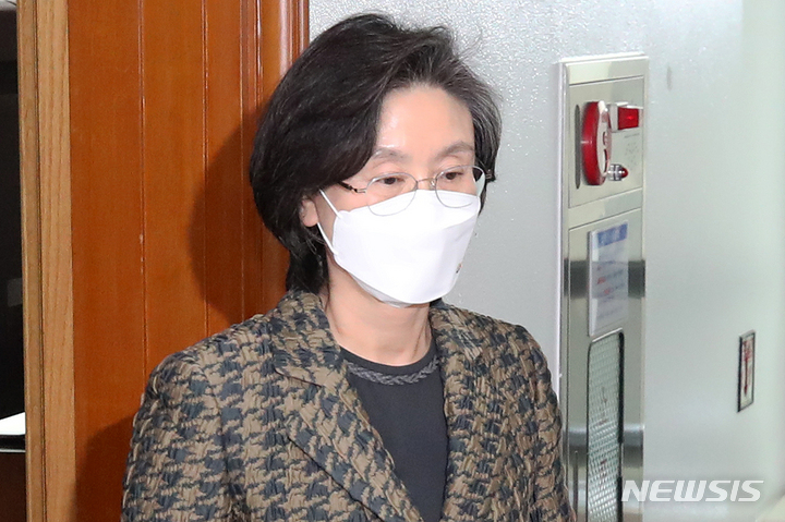 [과천=뉴시스] 조성우 기자 = 노정희 중앙선거관리위원회 위원장이 지난 17일 오전 경기도 과천시 중앙선거관리위원회에서 열린 선관위원 전체회의에 참석하고 있다. 2022.03.17. xconfind@newsis.com