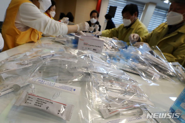 [서울=뉴시스] 이영환 기자 = 지난달 17일 오전 서울 송파구 잠신초등학교에서 학교 관계자 및 적십자사 서울특별시지사 자원봉사자들이 학생들에게 나눠줄 코로나19 자가진단키트 소분작업을 하고 있다. 2022.03.17. 20hwan@newsis.com