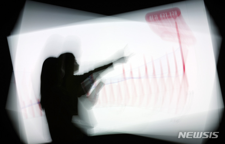 [서울=뉴시스] 이영환 기자 = 0시 기준 코로나19 신규확진자가 62만1328명 발생한 17일 오전 서울 송파구청 상황실에서 직원들이 신규 확진자수를 파악하고 있다. 2022.03.17. 20hwan@newsis.com