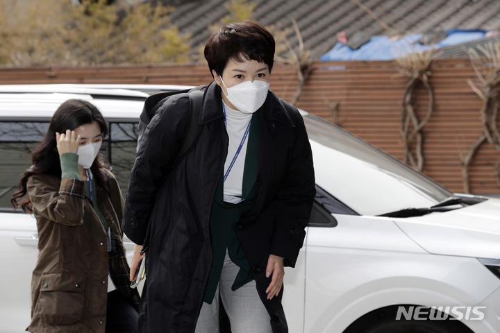 [서울=뉴시스] 국회사진기자단 = 김은혜 대통령 당선인 대변인이 17일 서울 종로구 통의동 인수위원회 사무실로 들어서고 있다. 2022.03.17. photo@newsis.com