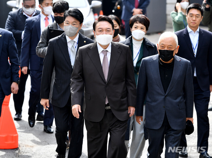 [서울=뉴시스] 국회사진기자단 = 윤석열 대통령 당선인이 17일 서울 종로구 통의동 금융감독원 연수원에 마련된 집무실을 나와 장제원 비서실장, 김한길 국민통합위원장, 김은혜 대변인 등과 식당으로 향하고 있다. 2022.03.17. photo@newsis.com