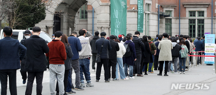 [서울=뉴시스] 홍효식 기자 = 0시 기준 코로나19 신규 확진자가 62만1328명으로 집계된 17일 서울역 광장에 마련된 중구 임시선별검사소에서 시민들이 검사를 받기 위해 기다리고 있다. 2022.03.17. yesphoto@newsis.com