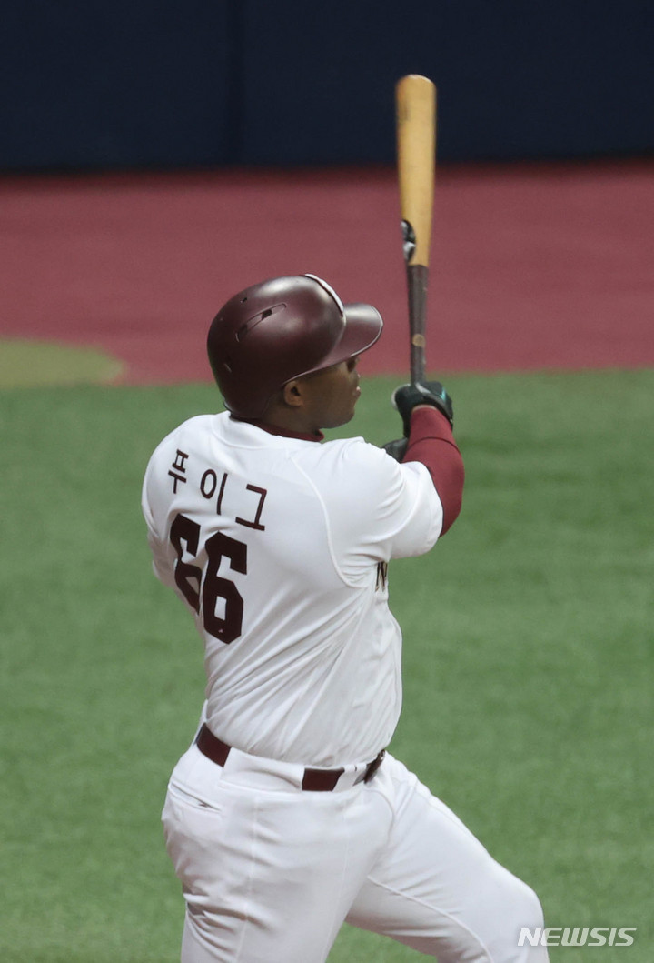 [서울=뉴시스] 고범준 기자 = 17일 오후 서울 구로구 고척스카이돔에서 열린 2022 KBO리그 SSG 랜더스와 키움 히어로즈의 시범경기 4회말 1사 1,3루에 키움 푸이그가 1타점 적시타를 치고 타구를 바라보고 있다. 2022.03.17. bjko@newsis.com