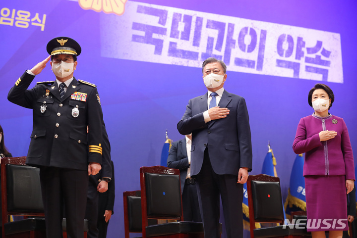 [아산=뉴시스] 전진환 기자 = 문재인 대통령과 김정숙 여사가 17일 오후 충남 아산 경찰대학교에서 열린 ‘2022년 신임경찰 경위·경감 임용식’에 참석해 국기에 대한 경례를 하고 있다. 2022.03.17. amin2@newsis.com