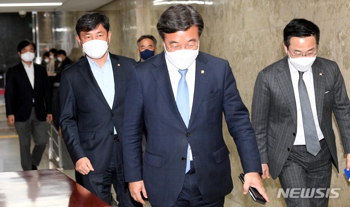 [서울=뉴시스] 김선웅 기자 = 윤호중 더불어민주당 비대위원장이 17일 서울 여의도 국회에서 열린 초선 의원 간담회에 참석하고 있다. (공동취재사진) 2022.03.17. photo@newsis.com