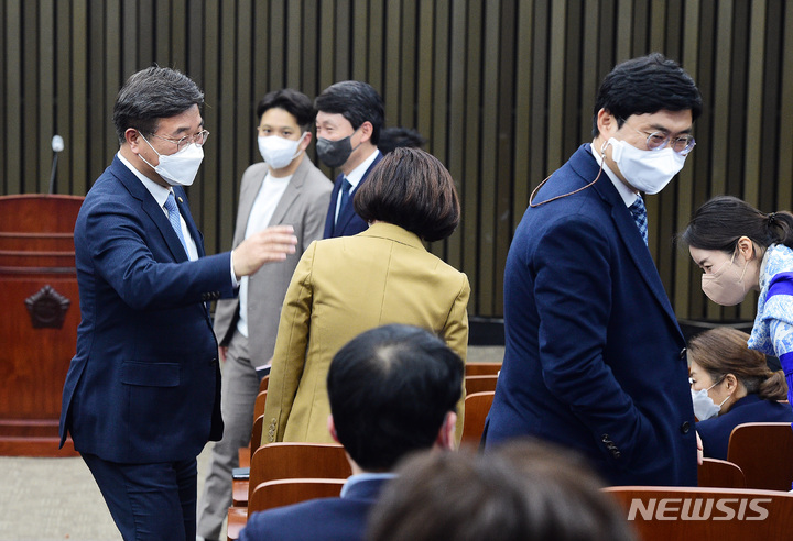 [서울=뉴시스] 김선웅 기자 = 윤호중 더불어민주당 비대위원장이 17일 서울 여의도 국회에서 열린 재선 의원 간담회에서 의원들과 인사를 나누고 있다. (공동취재사진) 2022.03.17. photo@newsis.com