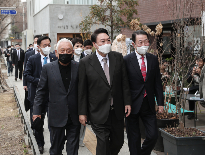 [서울=뉴시스] 전신 기자 = 윤석열 대통령 당선인이 17일 서울 종로구 통의동 집무실 인근 식당에서 점심 식사를 마친 후 김한길 국민통합위원장, 박주선 대통령 취임식 준비위원장과 산책하고 있다. (사진=국민의힘 제공) 2022.03.17. photo@newsis.com *재판매 및 DB 금지