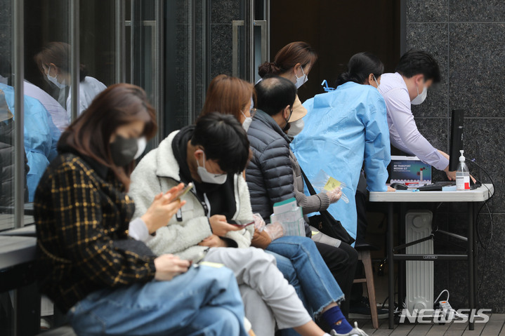 [서울=뉴시스] 권창회 기자 = 지난 17일 오후 서울 시내 한 개인병원에 시민들이 신속항원검사를 위해 대기하고 있다. 2022.03.14. kch0523@newsis.com