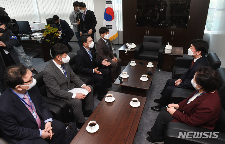 [서울=뉴시스] 국회사진기자단 = 안철수 대통령직인수위원장이 17일 오후 서울 통의동 금융감독원 연수원에 마련된 인수위원회 사무실에서 이흥교 소방청장과 만나 최근 강원·경북 지역에서 발생한 대형 산불과 관련한 대화를 나누고 있다. 2022.03.17. photo@newsis.com