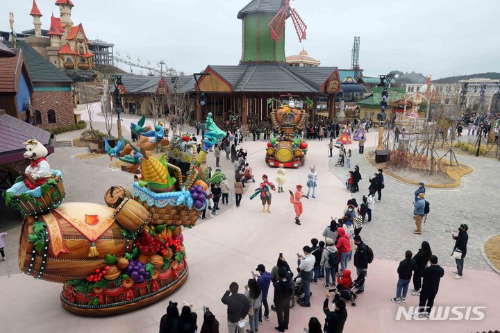 [부산=뉴시스] 롯데월드 어드벤처 부산의 퍼레이드 공연.