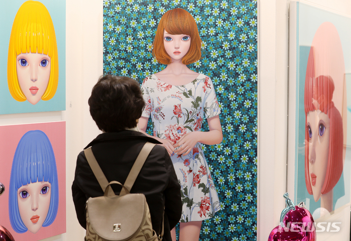 [서울=뉴시스] 조성우 기자 = 17일 오후 서울 강남구 세텍에서 열린 2022 화랑미술제에서 시민들이 작품을 관람하고 있다. 2022.03.17. xconfind@newsis.com