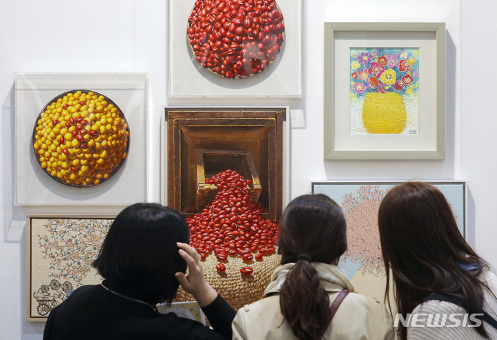 [서울=뉴시스] 조성우 기자 = 17일 오후 서울 강남구 세텍에서 열린 2022 화랑미술제에서 시민들이 작품을 관람하고 있다. 2022.03.17. xconfind@newsis.com