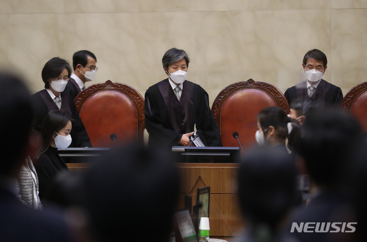 [서울=뉴시스] 고승민 기자 = 17일 서울 대법원 대법정에서 안정성 인정 전 시술한 '맘모톰(진공흡입기 등 이용 유방종양절제술' 관련 A보험사의 B의사에 대한 실손보험금 반환 청구소송 상고심 공개변론(대법원 3부, 주심 김재형 대법관)에서 대법관들이 입장하고 있다. 대법원이 소부 사건에서 공개변론을 진행하는 것은 이번이 두 번째다. 대법원은 지난 2020년 5월 가수 조영남씨의 '그림 대작(代作)' 의혹 관련 상고심 사건의 공개변론을 진행한 바 있다. 2022.03.17. kkssmm99@newsis.com