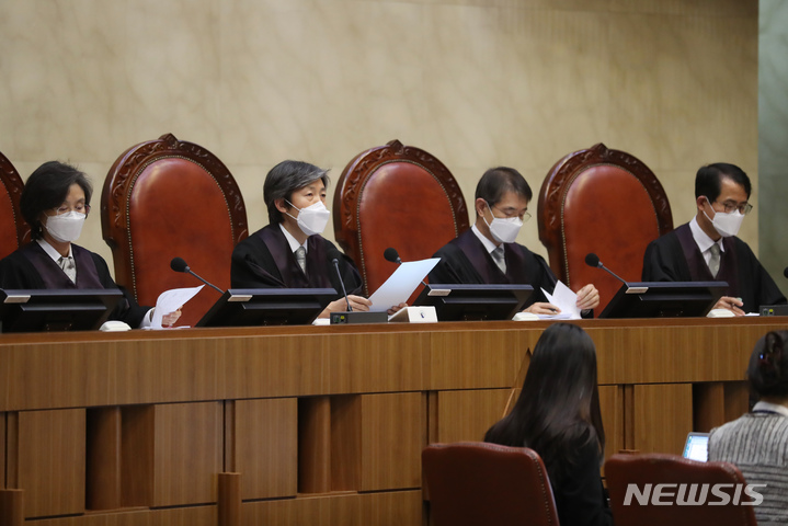 [서울=뉴시스] 고승민 기자 = 17일 서울 대법원 대법정에서 안정성 인정 전 시술한 '맘모톰(진공흡입기 등 이용 유방종양절제술' 관련 A보험사의 B의사에 대한 실손보험금 반환 청구소송 상고심 공개변론(대법원 3부, 주심 김재형 대법관)이 열리고 있다. 대법원이 소부 사건에서 공개변론을 진행하는 것은 이번이 두 번째다. 대법원은 지난 2020년 5월 가수 조영남씨의 '그림 대작(代作)' 의혹 관련 상고심 사건의 공개변론을 진행한 바 있다. 2022.03.17. kkssmm99@newsis.com