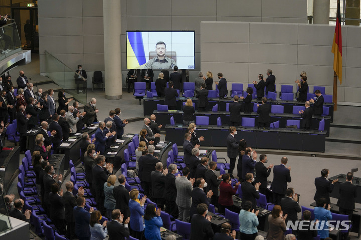 [베를린=AP/뉴시스]볼로디미르 젤렌스키 우크라이나 대통령이 17일 독일 의회에서 화상 연설을 했다. 2022.3.17.