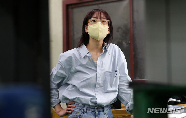 [파주=뉴시스] 배훈식 기자 = 박참새 작가가 17일 오후 경기 파주시의 한 인쇄소에서 자신의 첫번째 책 인쇄 과정을 지켜보고 있다. 2022.03.30. dahora83@newsis.com